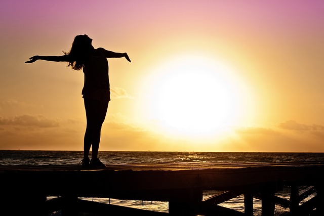 El texto muestra una mujer que saluda al sol, transmitiendo bienestar